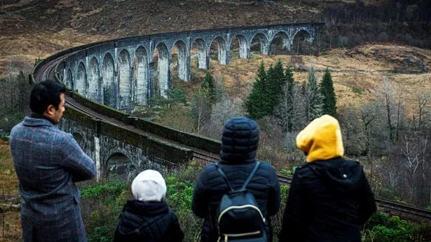 英国当地人建议游客“滚边”，因为美丽的旅游目的地已经被淹没了