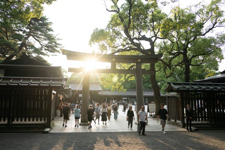 灰机@hz2333警方逮捕了一名涉嫌在日本神社上刻字的美国男子